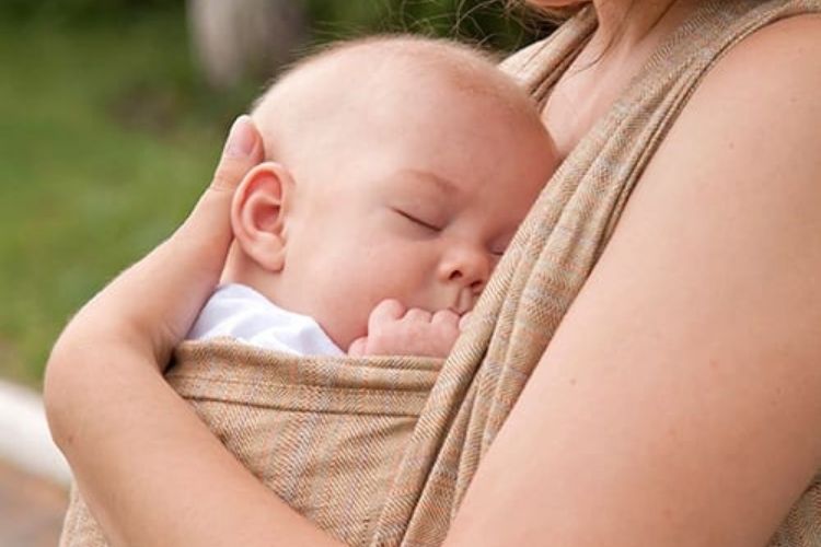 comment porter le bébé dans une écharpe