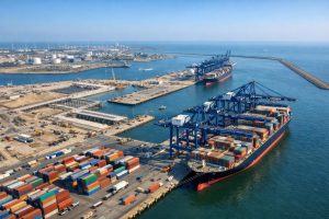 dunkerque-port investit 300 millions d'euros dans le projet cap 2020 pour doubler la capacité de traitement des conteneurs et renforcer son rôle stratégique en logistique maritime.