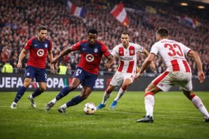 suivez lille dans son affrontement crucial contre l'étoile rouge en play-offs de la ligue europa, en attendant un potentiel duel palpitant face à l'ol ou aston villa.