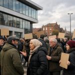 à roubaix, des locataires privés de chauffage et d'eau chaude occupent le siège de lmh pour faire valoir leurs droits et réclamer des conditions de vie décentes.