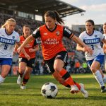 découvrez comment l'équipe féminine de football d3 de lorient affirme sa puissance et maintien la pression sur le leader roubaix dans une compétition intense.