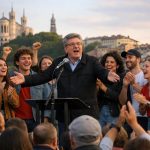 lors d’un meeting à lyon, mélenchon célèbre la jeune garde et critique vivement la presse à l’approche des élections municipales.