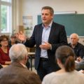 alexandre garcin, candidat divers droite aux municipales à roubaix, organise une réunion publique dans une école pour présenter son programme et rencontrer les habitants.