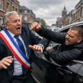 à roubaix, un automobiliste met en danger le maire sortant en tentant de le percuter, un incident choquant qui soulève des inquiétudes pour la sécurité locale.