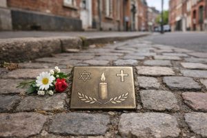 découvrez le pavé mémoriel installé à roubaix en hommage à henri terryn, une victime du nazisme, rappelant son histoire et l'importance de la mémoire collective.