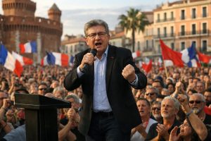 après une attaque politique de bardella, mélenchon tient un meeting à perpignan, intensifiant la bataille politique dans la région.