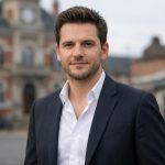 découvrez le portrait de david guiraud, candidat atypique et favori à la mairie de roubaix, confronté aux controverses sur le communautarisme. une analyse approfondie de son parcours et de ses enjeux.