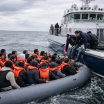 un passeur de migrants intercepté en mer près de dunkerque cette semaine a été condamné à 18 mois de prison ferme, soulignant la lutte contre l'immigration illégale.