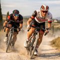 découvrez la remarquable performance de paul seixas, qui termine dauphin derrière un tadej pogacar intouchable lors de la course strade bianche.