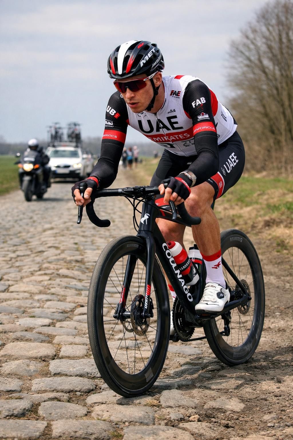 tadej pogačar s'engage dans deux jours intenses de reconnaissance sur les pavés légendaires de paris-roubaix, à un mois de la course emblématique. suivez ses préparatifs pour la grande bataille à venir.