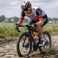 tadej pogacar intensifie sa préparation en revisitant le parcours mythique de paris-roubaix, prêt à affronter les défis légendaires de la course pavée.