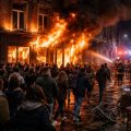 un incendie violent ravage un bar à chicha à lille, provoquant l'évacuation rapide d'une centaine de personnes et semant la panique dans l'établissement.