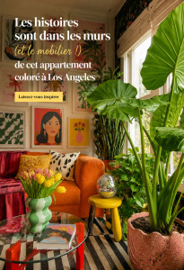 Un salon coloré dans un appartement de Los Angeles, mettant en avant des murs et des meubles vivants.