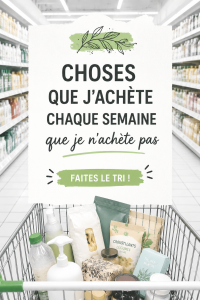 Une femme souriante examinant une liste de courses dans un magasin.