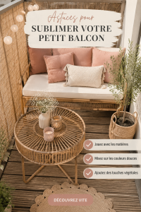 Petit balcon joliment décoré avec des plantes et des meubles confortables.