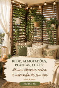 Balcon décoré avec des coussins colorés et des plantes vertes