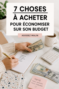 Femme qui consulte un budget avec un café pour une gestion des finances efficace.