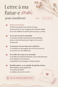 Une femme écrivant une lettre inspirante à son futur soi dans un cadre tranquille.