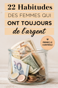 Femme souriante gérant ses finances à l'aide de documents