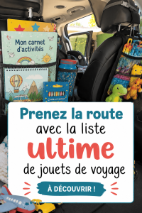 Un enfant s'amusant avec des jouets pendant un voyage en voiture, des figurines colorées en main.