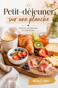Petit-déjeuner sur planche avec diverses garnitures et boissons.
