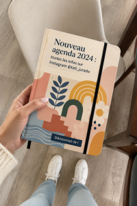 Image d'un planner 2024 ouvert avec des notes et des stylos colorés