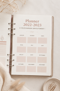 Un planner 2023-2024 ouvert sur un bureau avec des stylos colorés, prêt à être utilisé pour organiser son emploi du temps.