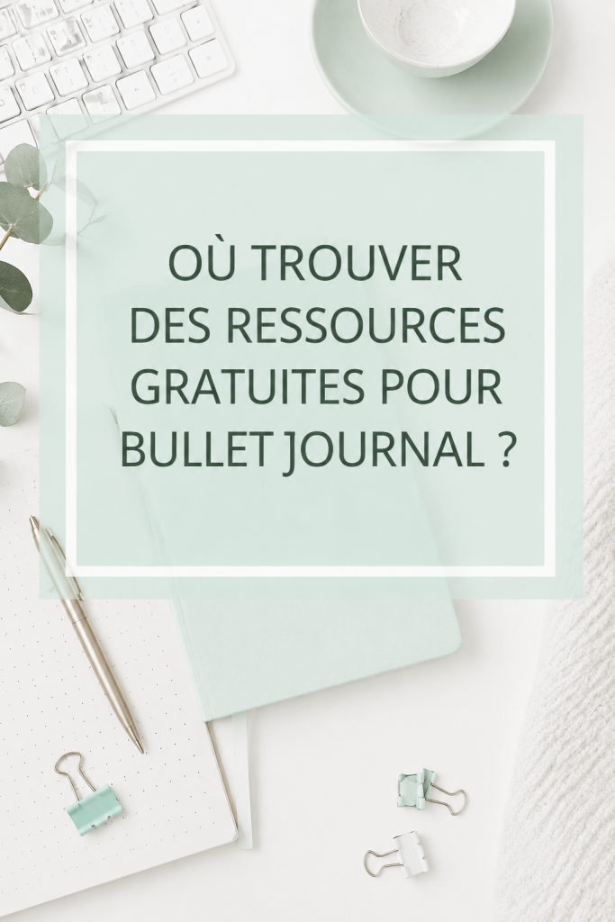 Une table avec un bullet journal ouvert et des fournitures créatives.