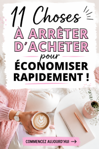 Une femme souriante regarde son budget avec un carnet et un stylo, réfléchissant à ses dépenses.