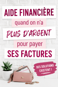 Femme examinant une facture à son bureau avec une expression préoccupée