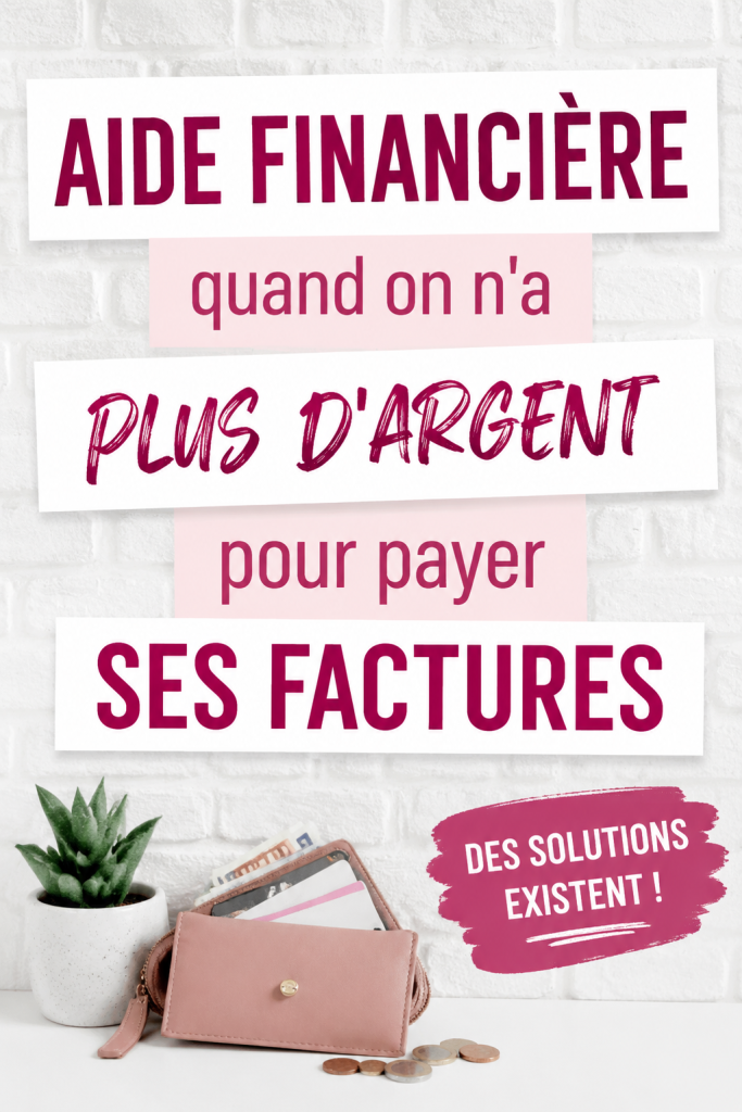 Femme examinant une facture à son bureau avec une expression préoccupée