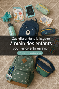 Un enfant jouant avec un livre dans un avion, illustrant l'importance d'occuper les jeunes durant un vol.