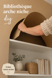 Une bibliothèque arche en bois créée au format DIY, ajoutant du caractère à un salon moderne.