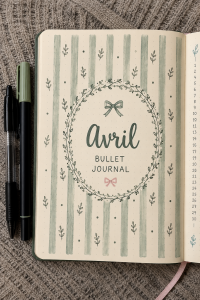 Un bullet journal ouvert avec des pages colorées pour le mois d'avril