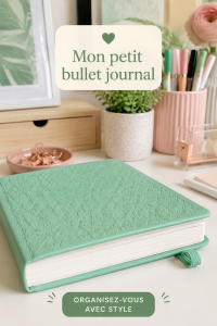 Une femme souriante écrit dans son bullet journal, organisée et créative.