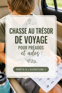 Famille en train de participer à une chasse au trésor en voyage, sourires aux lèvres