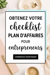 Une femme consultant une checklist de plan d'affaires pour sa startup.