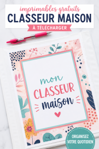 Classeur de maison ouvert avec des feuilles de papier imprimées en couleur et des stylos d'écriture
