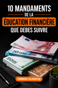 Une femme souriante élaborant un budget financier sur une table avec un ordinateur et des documents.