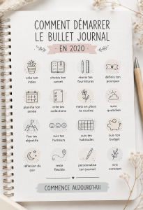 Une femme souriante feuillette son Bullet Journal avec des stylos colorés sur la table