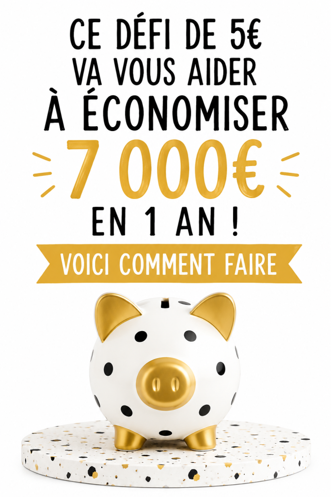 Femme souriante tenant un carnet de budget avec un symbole dollar, illustrant le défi d'épargne.