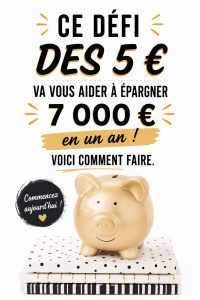 Femme souriante montrant une tirelire en forme de cochon, symbole d'épargne.