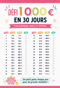 Femme souriante affichant des économies en utilisant un défi d'épargne.