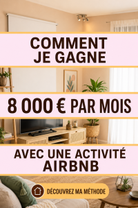 Femme souriante parlant de stratégie Airbnb, avec un ordinateur portable devant elle.