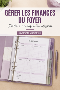Femme souriante feuilletant un classeur de finances ménagères, entourée de fournitures de bureau.