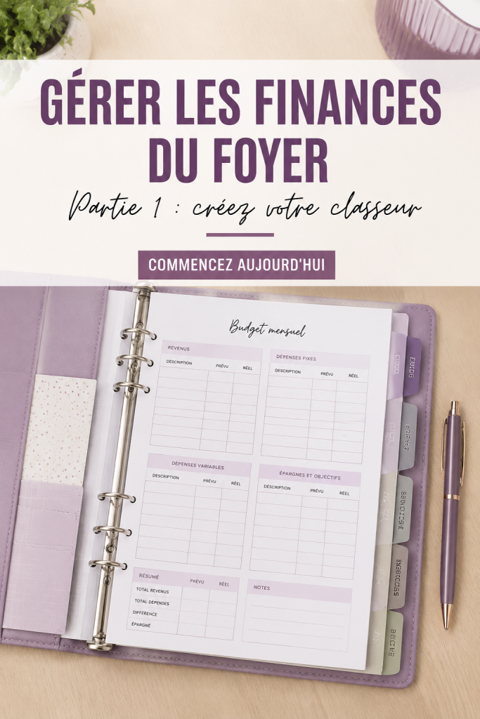 Femme souriante feuilletant un classeur de finances ménagères, entourée de fournitures de bureau.