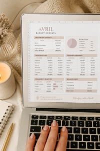 Femme heureuse consultant son budget sur un ordinateur portable