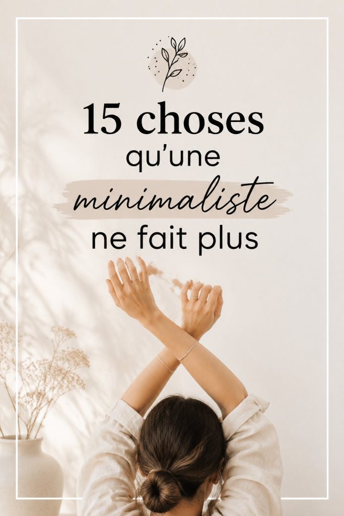 Femme souriante dans un intérieur minimaliste et apaisant