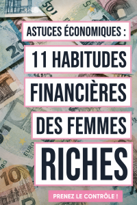 Femme souriante examinant son budget avec un ordinateur et un carnet