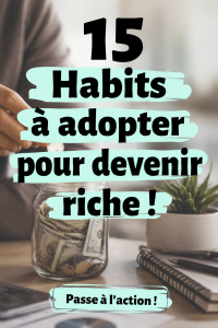 Femme souriante près d'un bureau avec des documents financiers, illustrant la richesse et la gestion de l'argent.